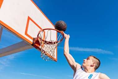 slam dunk. slam dunk yapım genç basketbolcu yan görünüm