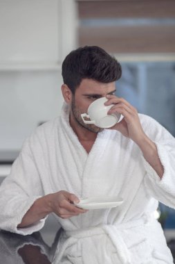 Sabah kahve ile yakışıklı genç adam portresi
