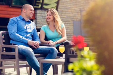 Bir kafede flört etmek. Bir kafede oturup kahve içip muhabbet eden güzel bir çift. Aşk, romantizm, flört