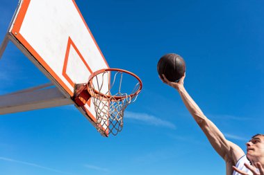 slam dunk. slam dunk yapım genç basketbolcu yan görünüm