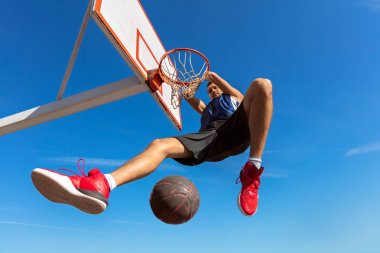 slam dunk. slam dunk yapım genç basketbolcu yan görünüm