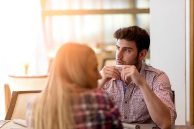 mutlu çift restoranda iyi vakit geçiriyor