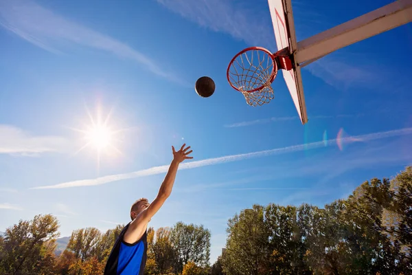 Slam dunk. πλάγια όψη της νεαρός καλαθοσφαιριστής, καθιστώντας το slam dunk — Φωτογραφία Αρχείου