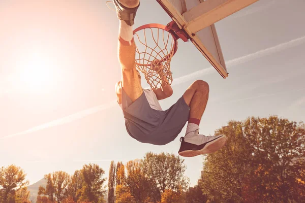 Jugador de baloncesto callejero realizando power slum dunk — Foto de Stock