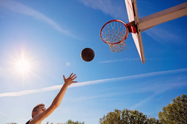 Slam dunk. boční pohled mladých basketbalista, aby slam dunk — Stock fotografie