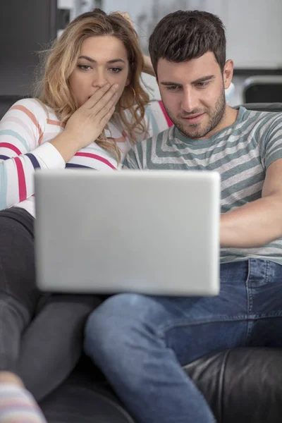 Alegre marido e mulher relaxando em casa — Fotografia de Stock