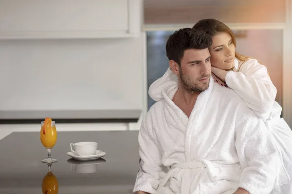 Retrato de un hombre y su esposa en la cocina mientras desayunan — Foto de Stock