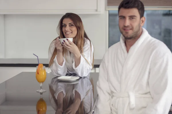 Retrato de um homem e sua esposa na cozinha enquanto toma café da manhã — Fotografia de Stock