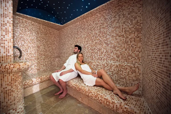 年轻夫妇放松内温泉桑拿土耳其浴-两个恋人享受度假的豪华度假酒店 — 图库照片
