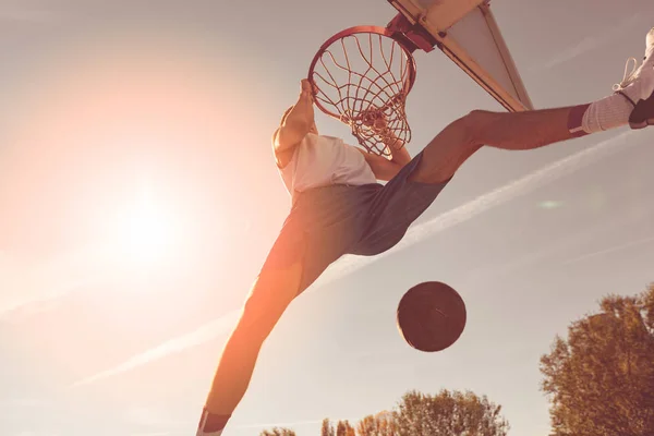Street basketball player performing power slum dunk — Stock Photo, Image