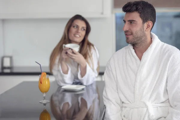 Retrato de un hombre y su esposa en la cocina mientras desayunan — Foto de Stock