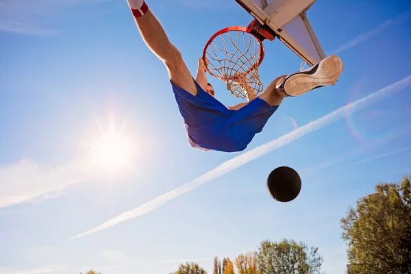 Slam dunk. πλάγια όψη της νεαρός καλαθοσφαιριστής, καθιστώντας το slam dunk — Φωτογραφία Αρχείου