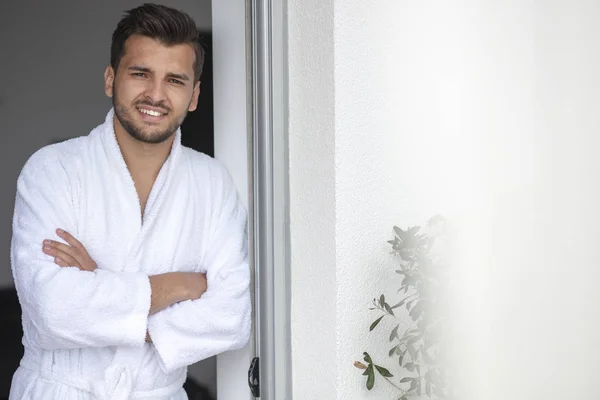 Retrato matutino de un joven guapo en albornoz — Foto de Stock