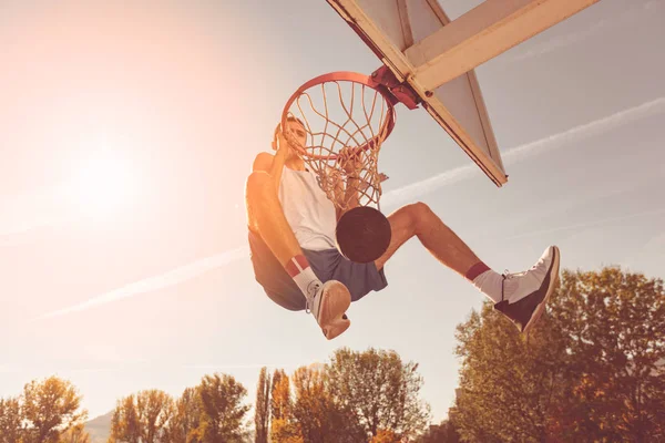 Jugador de baloncesto callejero realizando power slum dunk — Foto de Stock