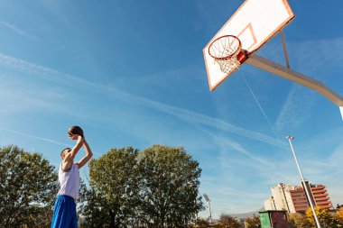 Serbest atış faul satırından genç adam