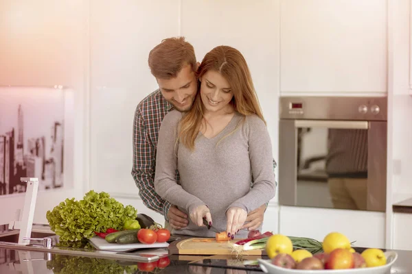 Retrato de pareja joven y feliz cocinando juntos en la cocina en casa. — Foto de Stock