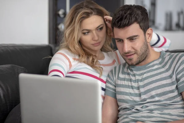 Freudiger Mann und Frau entspannt zu Hause — Stockfoto