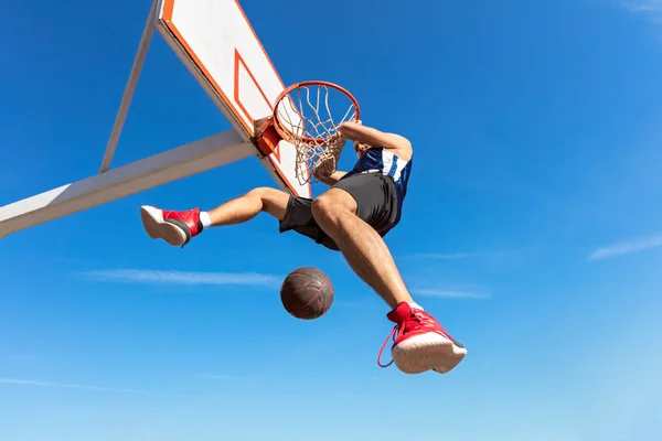 Slam dunk. Zijaanzicht van jonge basketbalspeler maken slam dunk — Stockfoto
