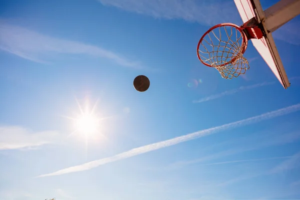 Basquete close up, basquete bal em aro no dia ensolarado — Fotografia de Stock
