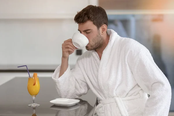 Retrato matutino de joven guapo con taza de café — Foto de Stock