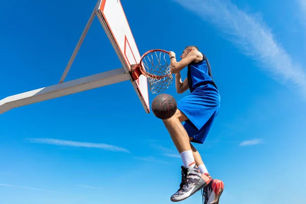 Slam Dunk. Vista laterale del giovane giocatore di basket che fa schiacciare schiacciata — Foto Stock