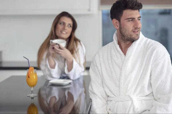 男子和他的妻子在厨房的肖像, 而早餐 — 图库照片