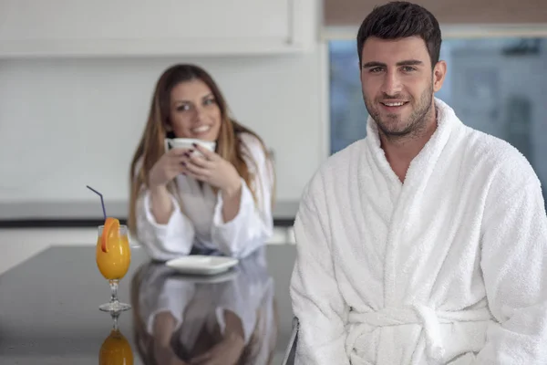 Retrato de un hombre y su esposa en la cocina mientras desayunan — Foto de Stock