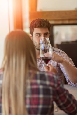 mutlu çift restoranda iyi vakit geçiriyor