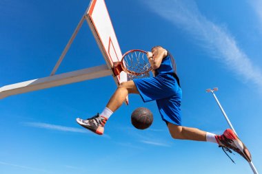 slam dunk. slam dunk yapım genç basketbolcu yan görünüm