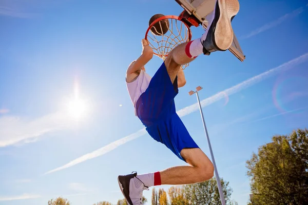 Slam dunk. a fiatal kosárlabdázó, így a slam dunk oldalnézete — Stock Fotó