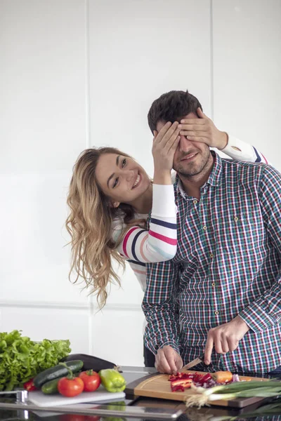 Retrato de casal jovem feliz cozinhar juntos na cozinha em casa. — Fotografia de Stock