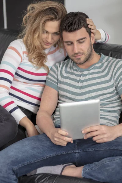 Jovem casal familiar juntos em casa casual — Fotografia de Stock