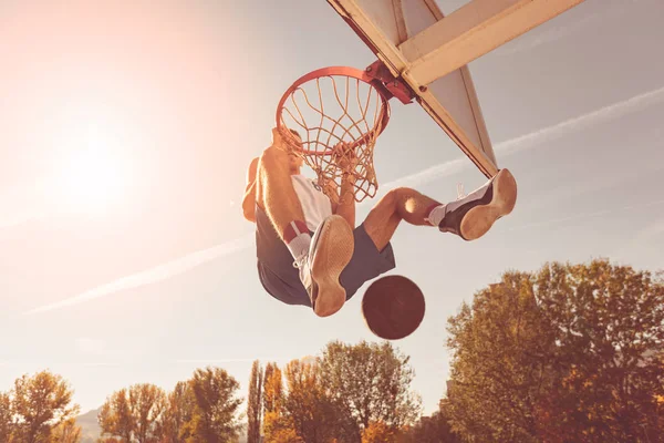파워 슬 럼 덩크를 수행 하는 거리 농구 선수 — 스톡 사진