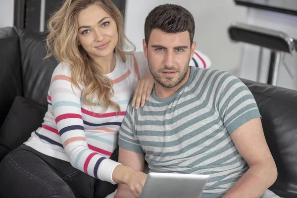 Jovem casal familiar juntos em casa casual — Fotografia de Stock