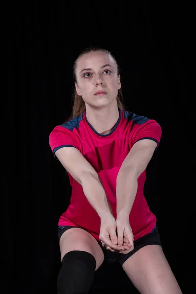 Молода жінка-волейболістка ізольована на чорному тлі — стокове фото
