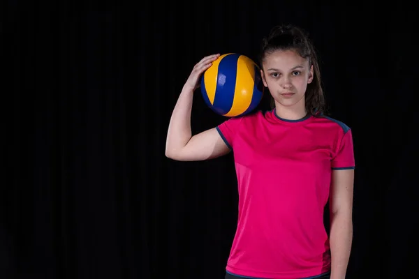 Indoor young volleyball woman player isolated on dark background — Stock Photo, Image