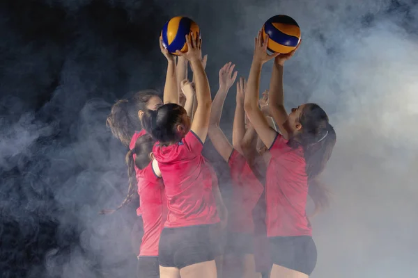 Joven equipo de voleibol femenino celebrando la victoria en el juego —  Fotos de Stock