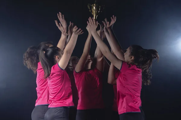 Jeune équipe féminine de volleyball célébrant la victoire dans le jeu — Photo