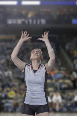 Voleybol oyuncular yakın çekim vollayball sahaya atladı.