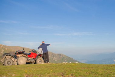 Atv yakınındaki genç çiftinin arka görüş. Adam bir şeyler kız arkadaşı uzaklığını gösteriyor.