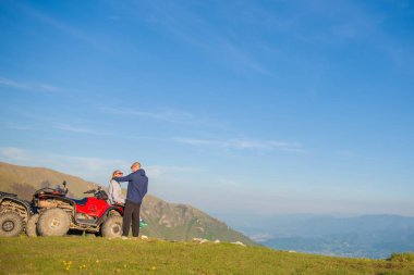Atv yakınındaki genç çiftinin arka görüş. Adam bir şeyler kız arkadaşı uzaklığını gösteriyor.