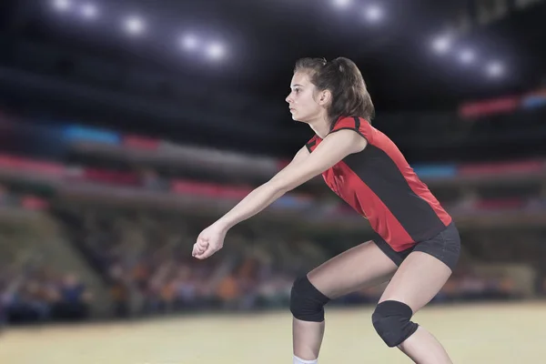 Jogadora de voleibol profissional feminina no campo de voleibol — Fotografia de Stock