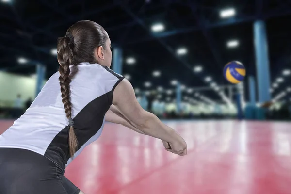 Female professional volleyball player on volleyball court — Stock Photo, Image