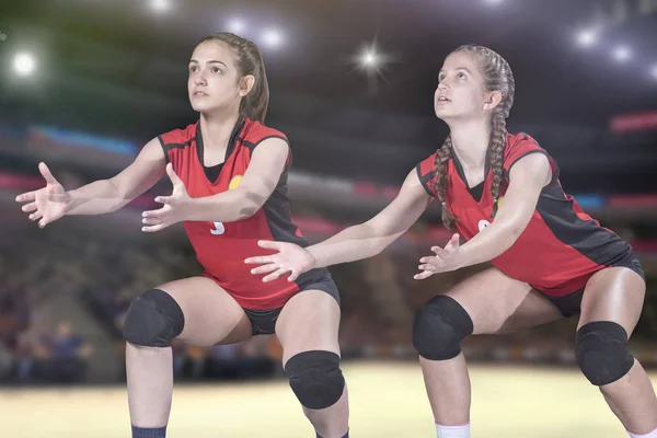 Jogadora de voleibol profissional feminina no campo de voleibol — Fotografia de Stock