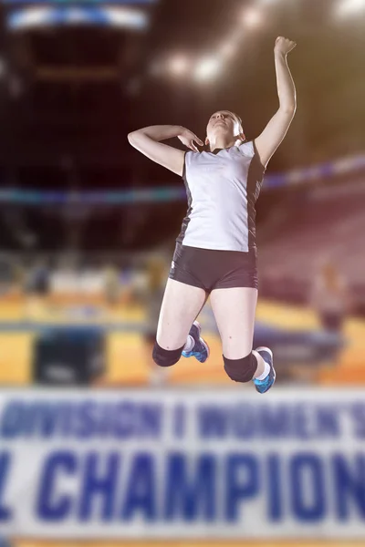 Jugadoras de voleibol saltando de cerca en la cancha de voleibol . — Foto de Stock