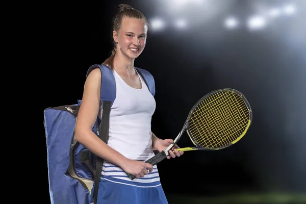 Retrato de una hermosa tenista con raqueta sobre fondo oscuro — Foto de Stock