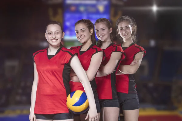 Kvinna volleybollspelare firar seger och guldmedalj — Stockfoto