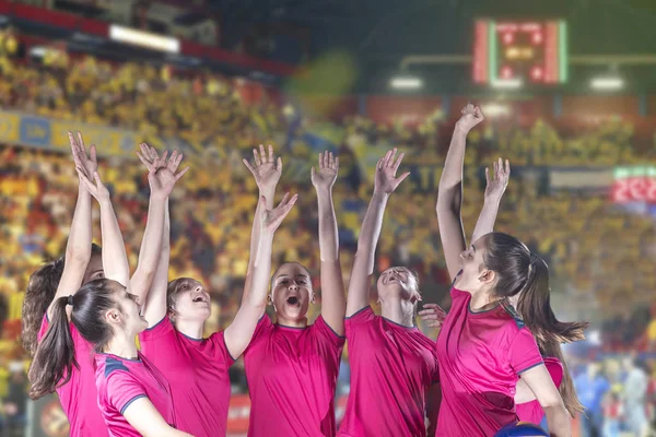 Mulher voleibol Jogadores comemorando vitória e medalha de ouro — Fotografia de Stock