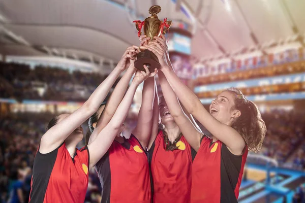 Mulher voleibol Jogadores comemorando vitória e medalha de ouro — Fotografia de Stock