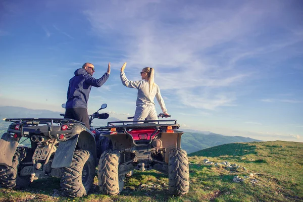 Atv yakınındaki genç çiftinin arka görüş. Adam bir şeyler kız arkadaşı uzaklığını gösteriyor. — Stok fotoğraf